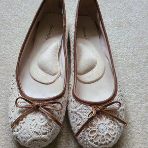 American Eagle White Lace Brown Trim Flats